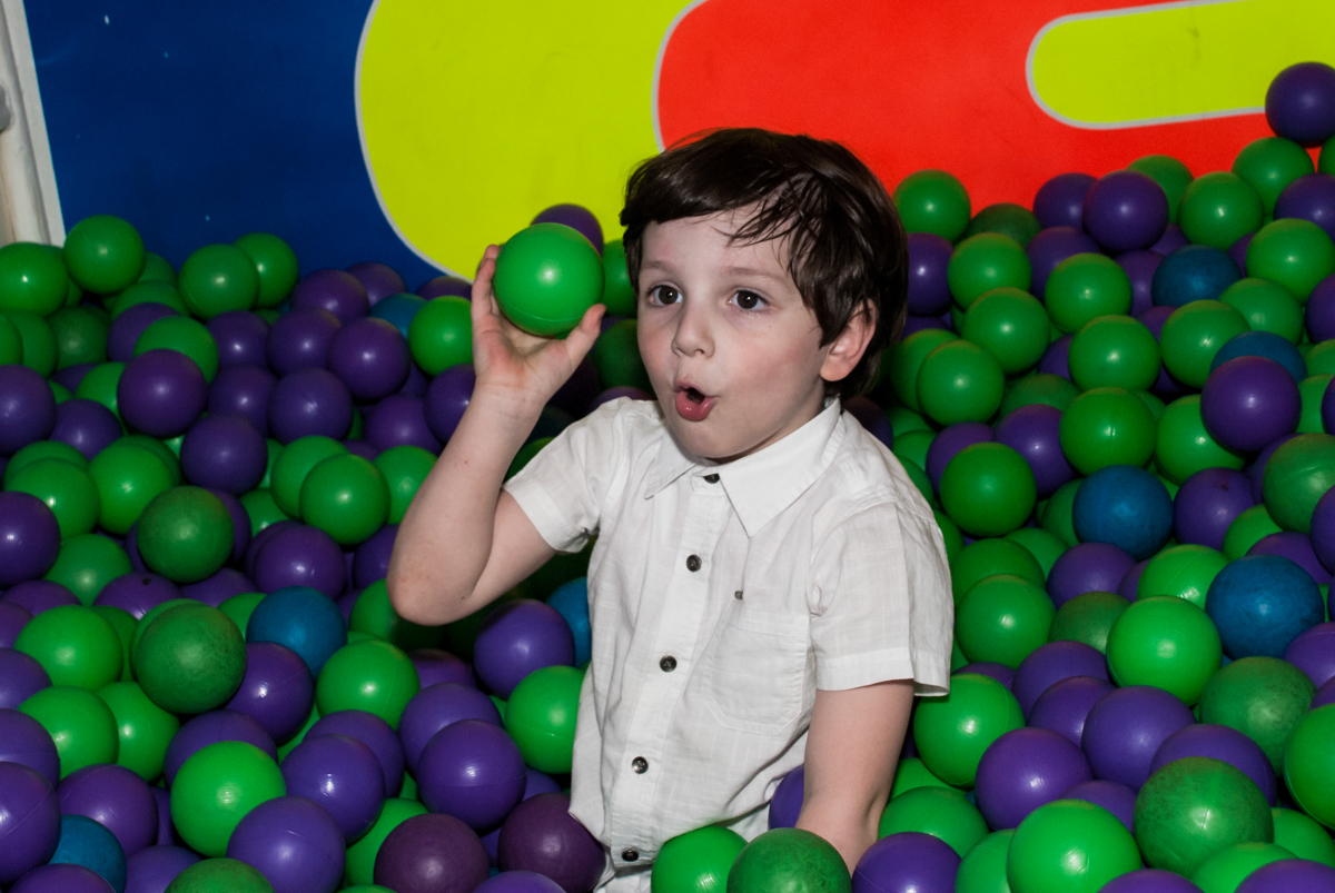 brincando na piscina de bolinha no Buffet Fábrica da Alegria Morumbi, São Paulo, aniversário de Isabela 4 anos, tema da festa Patrulha Canina