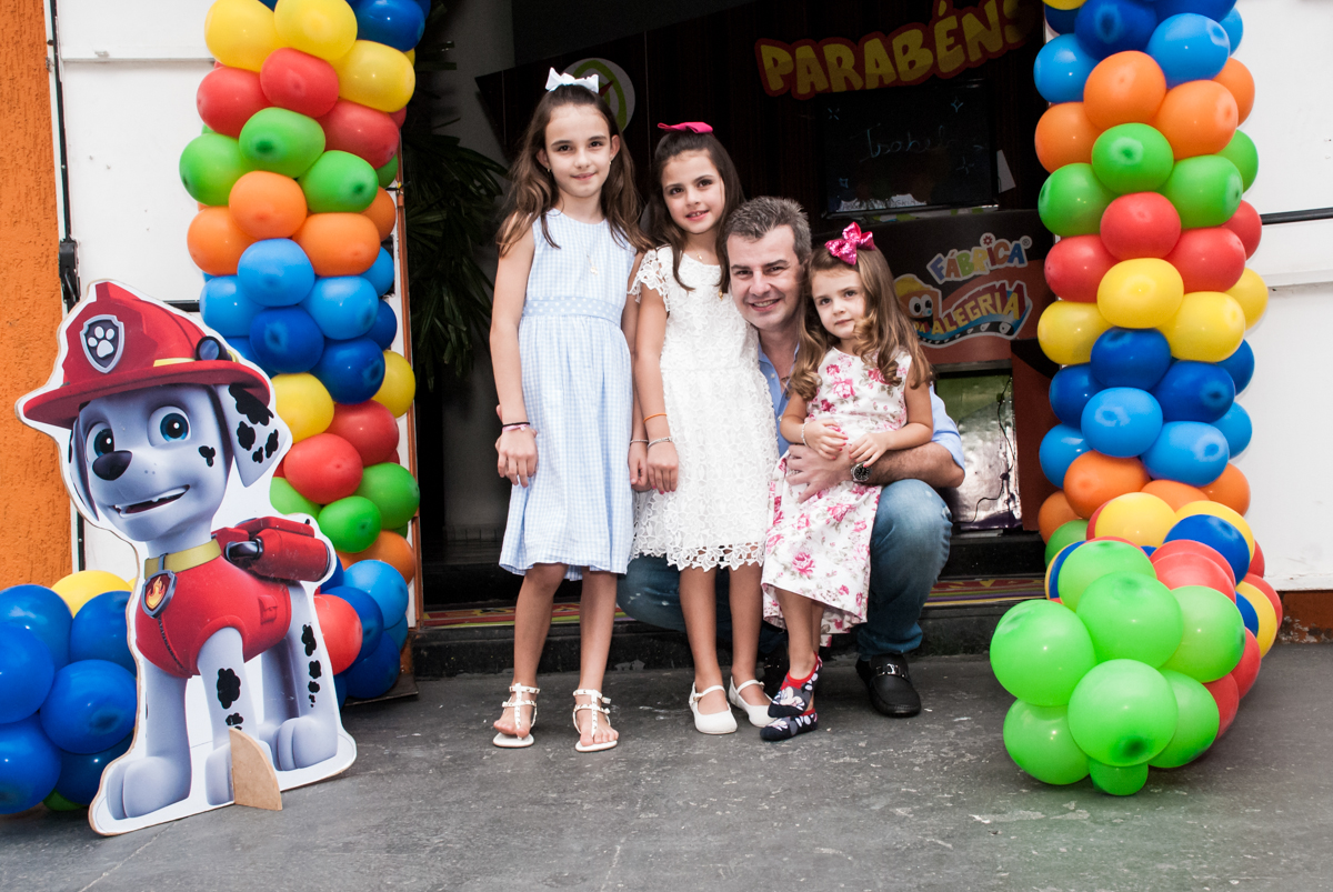 fotografia da família no arco de bexigas no Buffet Fábrica da Alegria Morumbi, São Paulo, aniversário de Isabela 4 anos, tema da festa Patrulha Canina