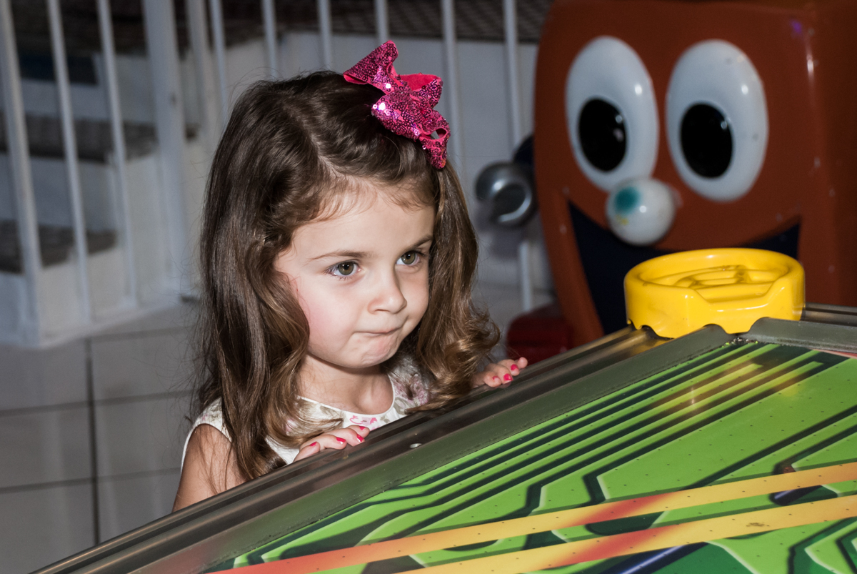 concentrado no jogo no Buffet Fábrica da Alegria Morumbi, São Paulo, aniversário de Isabela 4 anos, tema da festa Patrulha Canina