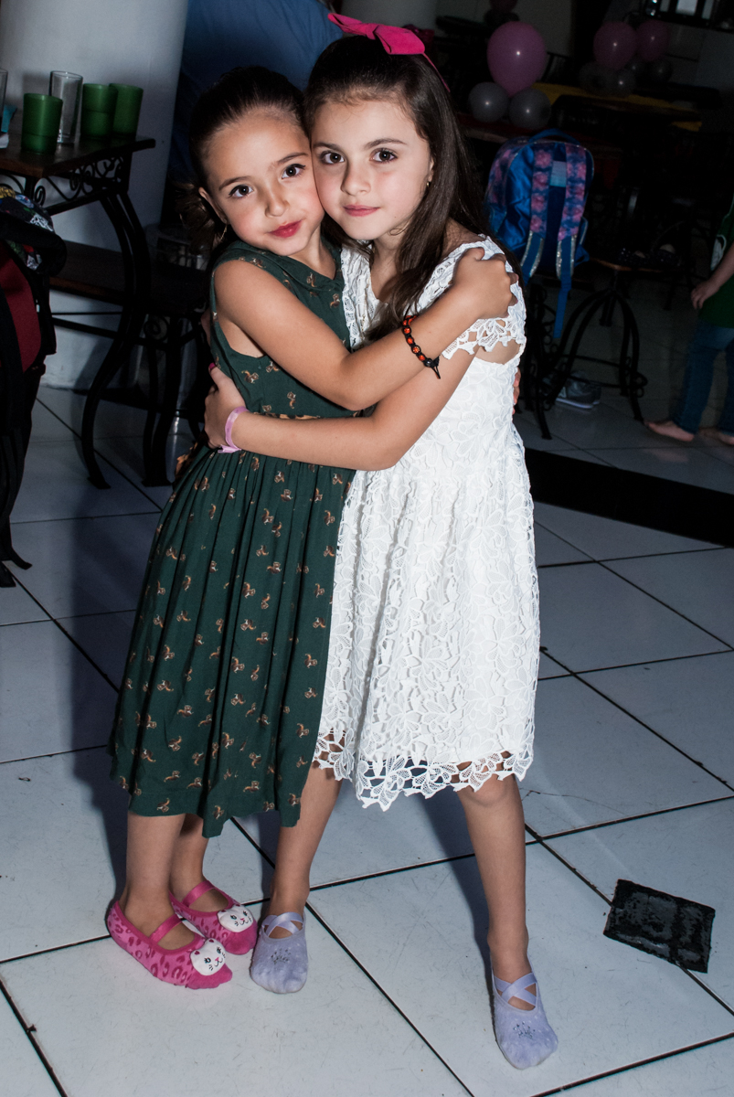 recebendo a amiga no Buffet Fábrica da Alegria Morumbi, São Paulo, aniversário de Isabela 4 anos, tema da festa Patrulha Canina