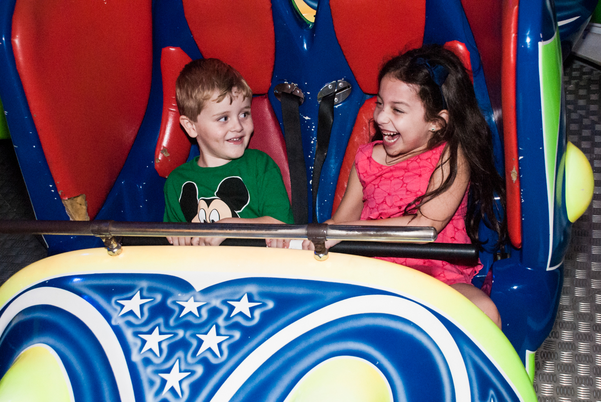 todos curtem o brinquedo jornada nas estrelas no Buffet Fábrica da Alegria Morumbi, São Paulo, aniversário de Isabela 4 anos, tema da festa Patrulha Canina