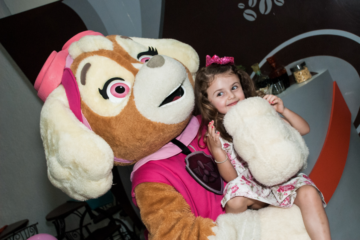 feliz com o amigo no Buffet Fábrica da Alegria Morumbi, São Paulo, aniversário de Isabela 4 anos, tema da festa Patrulha Canina