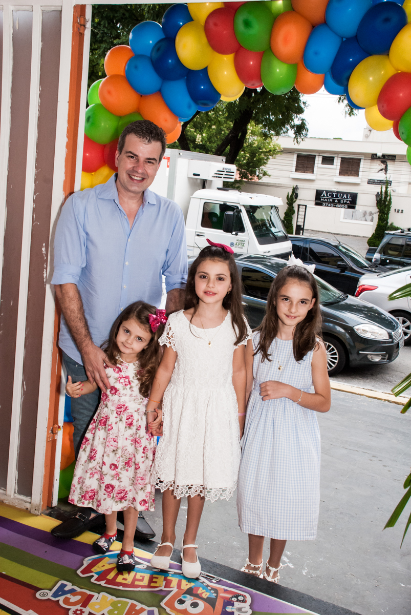 entrada da família para a festa no Buffet Fábrica da Alegria Morumbi, São Paulo, aniversário de Isabela 4 anos, tema da festa Patrulha Canina