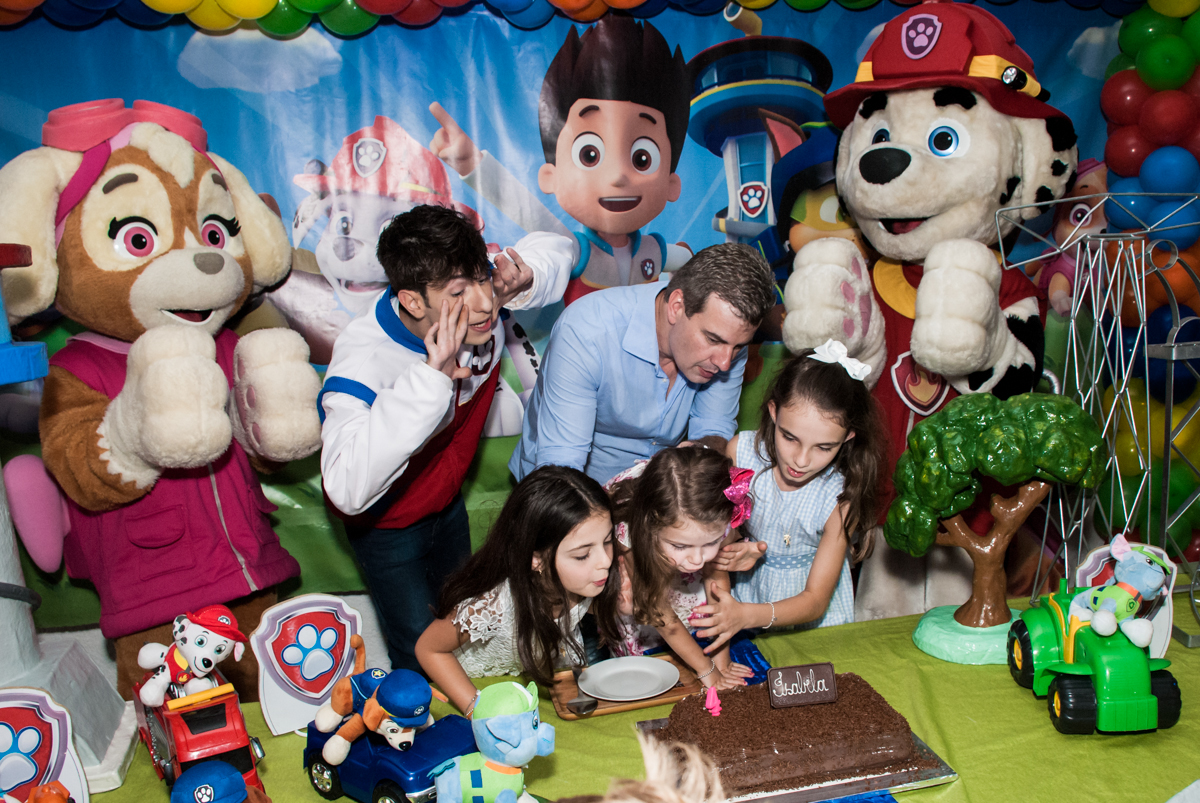 soprando a vela do bolo no Buffet Fábrica da Alegria Morumbi, São Paulo, aniversário de Isabela 4 anos, tema da festa Patrulha Canina