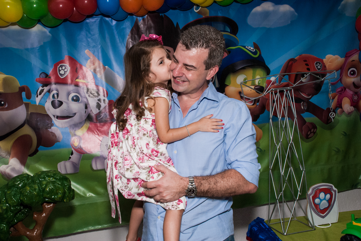 beijinho no papai no Buffet Fábrica da Alegria Morumbi, São Paulo, aniversário de Isabela 4 anos, tema da festa Patrulha Canina