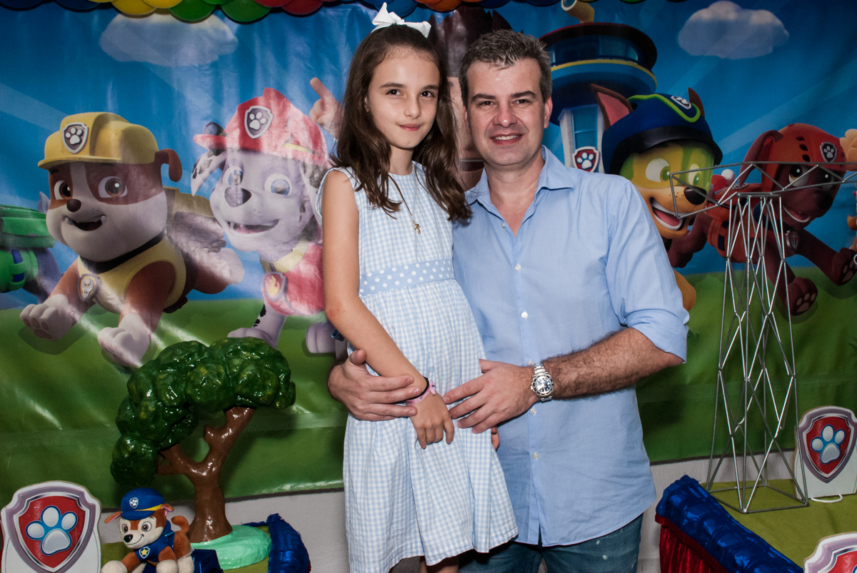 pai com a irmã da aniversariante no Buffet Fábrica da Alegria Morumbi, São Paulo, aniversário de Isabela 4 anos, tema da festa Patrulha Canina