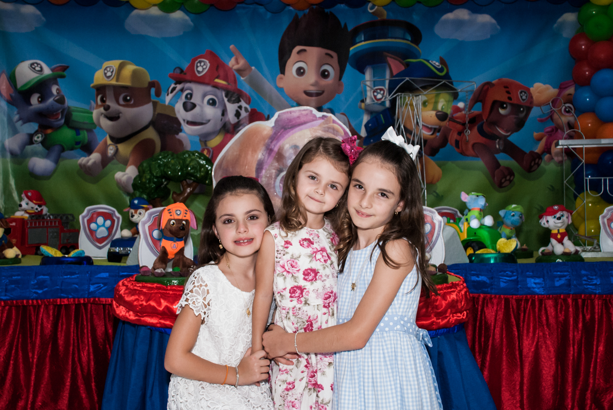 as irmãs felizes no Buffet Fábrica da Alegria Morumbi, São Paulo, aniversário de Isabela 4 anos, tema da festa Patrulha Canina