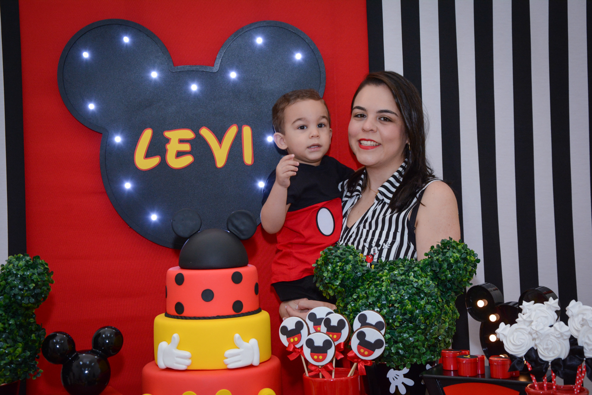 mãe e filho posam para a foto no Buffet Espaço Play, Osasco, São Paulo, aniversário Levi 2 anos, tema da festa Mickey