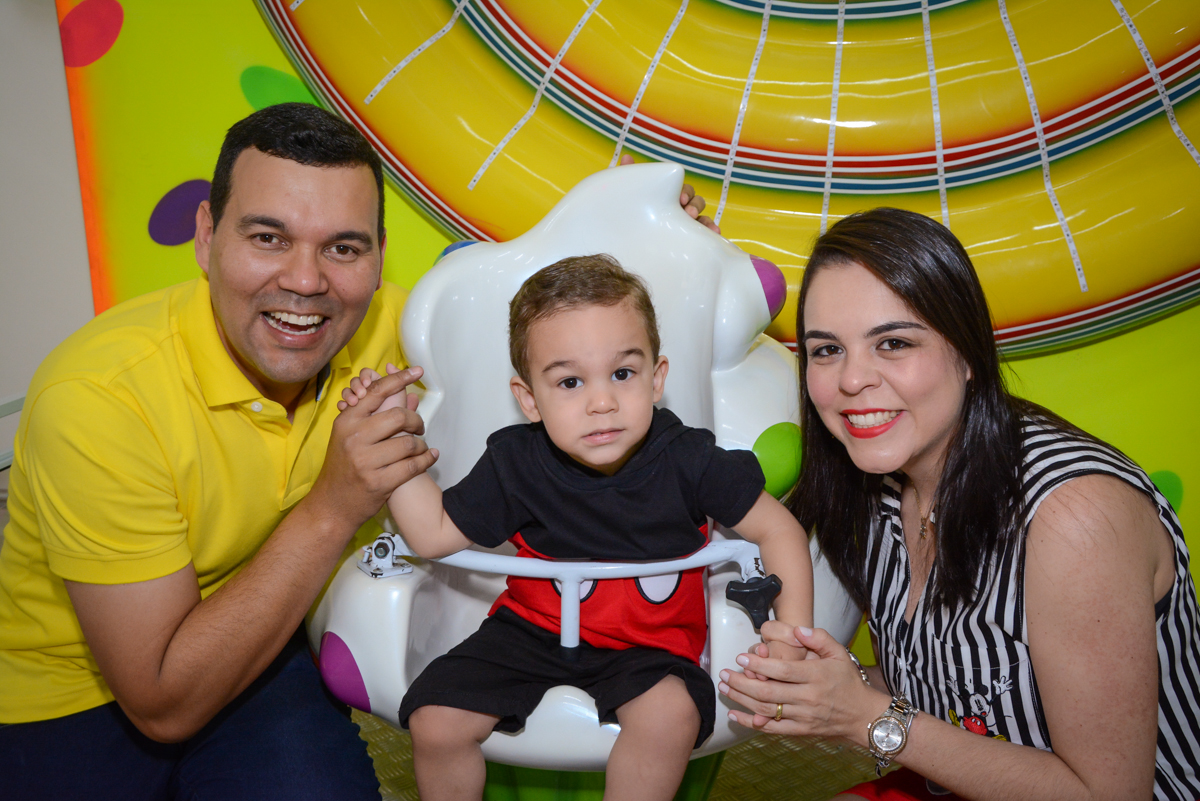 brincando no carrossel no Buffet Espaço Play, Osasco, São Paulo, aniversário Levi 2 anos, tema da festa Mickey
