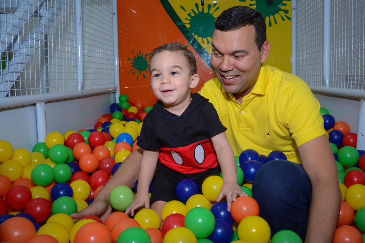brincadeira divertida nas bolinhas coloridas no Buffet Espaço Play, Osasco, São Paulo, aniversário Levi 2 anos, tema da festa Mickey