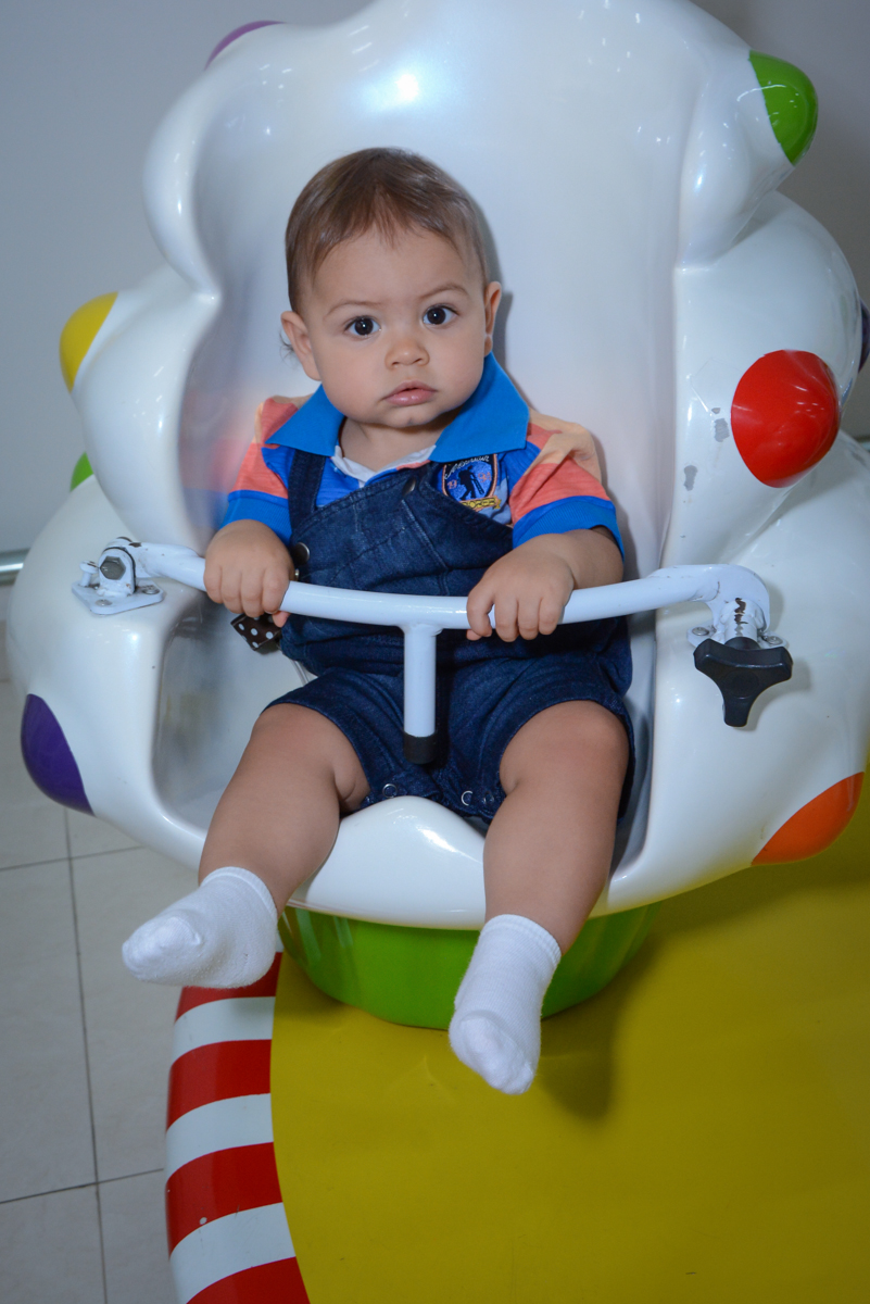 amigo brinca no carrosel no Buffet Espaço Play, Osasco, São Paulo, aniversário Levi 2 anos, tema da festa Mickey