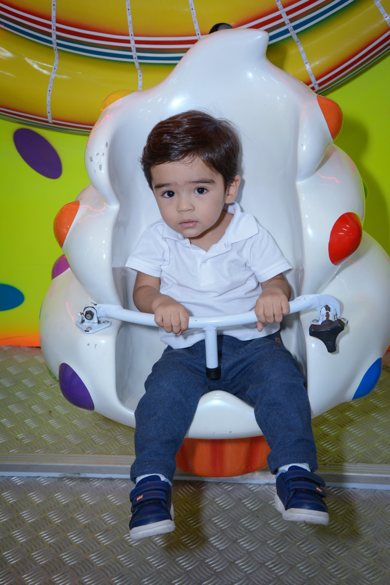 tem mais crianças brincando no carrossel no Buffet Espaço Play, Osasco, São Paulo, aniversário Levi 2 anos, tema da festa Mickey