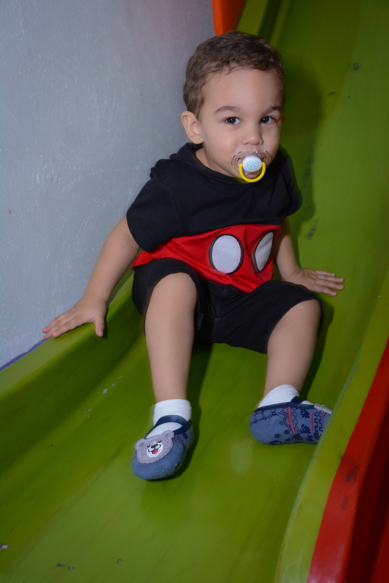 curtição no escorregador no Buffet Espaço Play, Osasco, São Paulo, aniversário Levi 2 anos, tema da festa Mickey