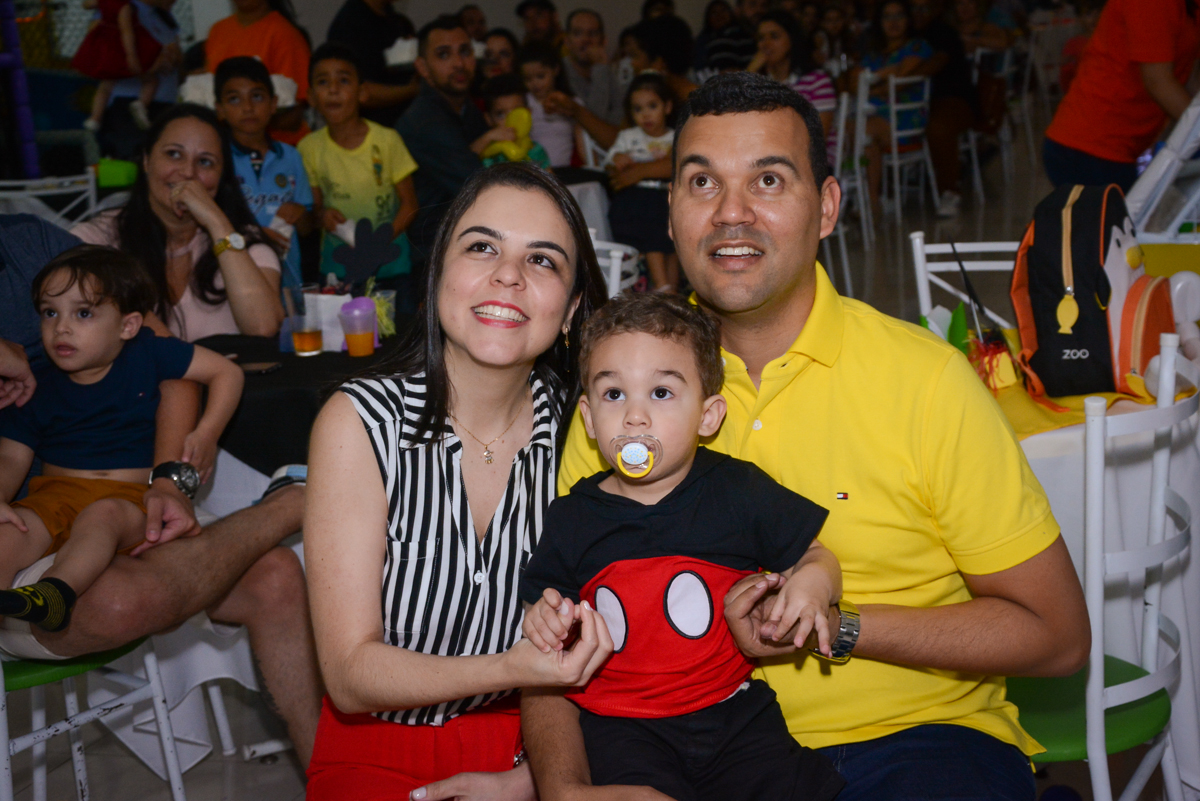 hora de assistir a retrospectiva no Buffet Espaço Play, Osasco, São Paulo, aniversário Levi 2 anos, tema da festa Mickey