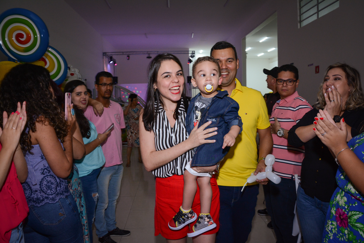 entrada para o parabéns no Buffet Espaço Play, Osasco, São Paulo, aniversário Levi 2 anos, tema da festa Mickey