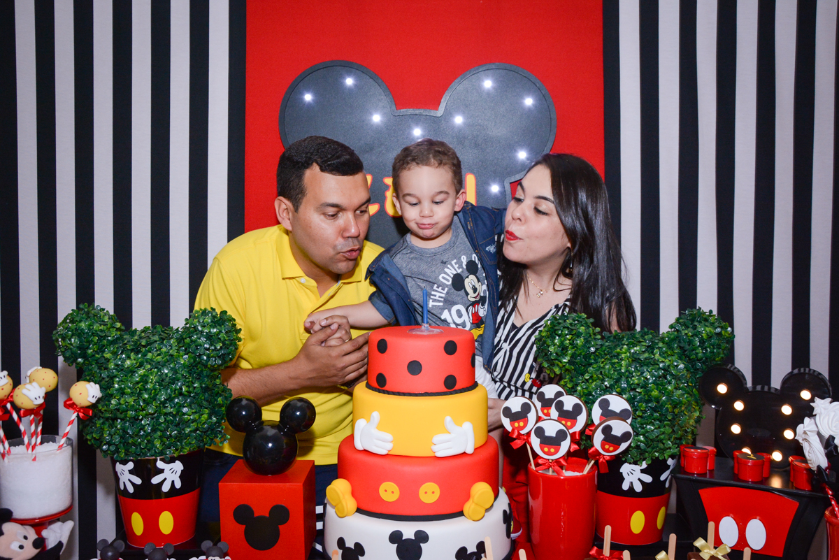 soprando a vela do bolo no Buffet Espaço Play, Osasco, São Paulo, aniversário Levi 2 anos, tema da festa Mickey