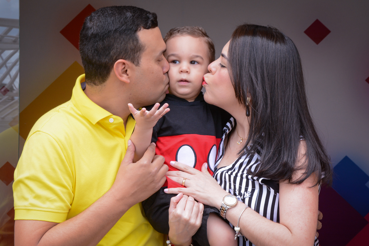 beijo sanduiche no Buffet Espaço Play, Osasco, São Paulo, aniversário Levi 2 anos, tema da festa Mickey