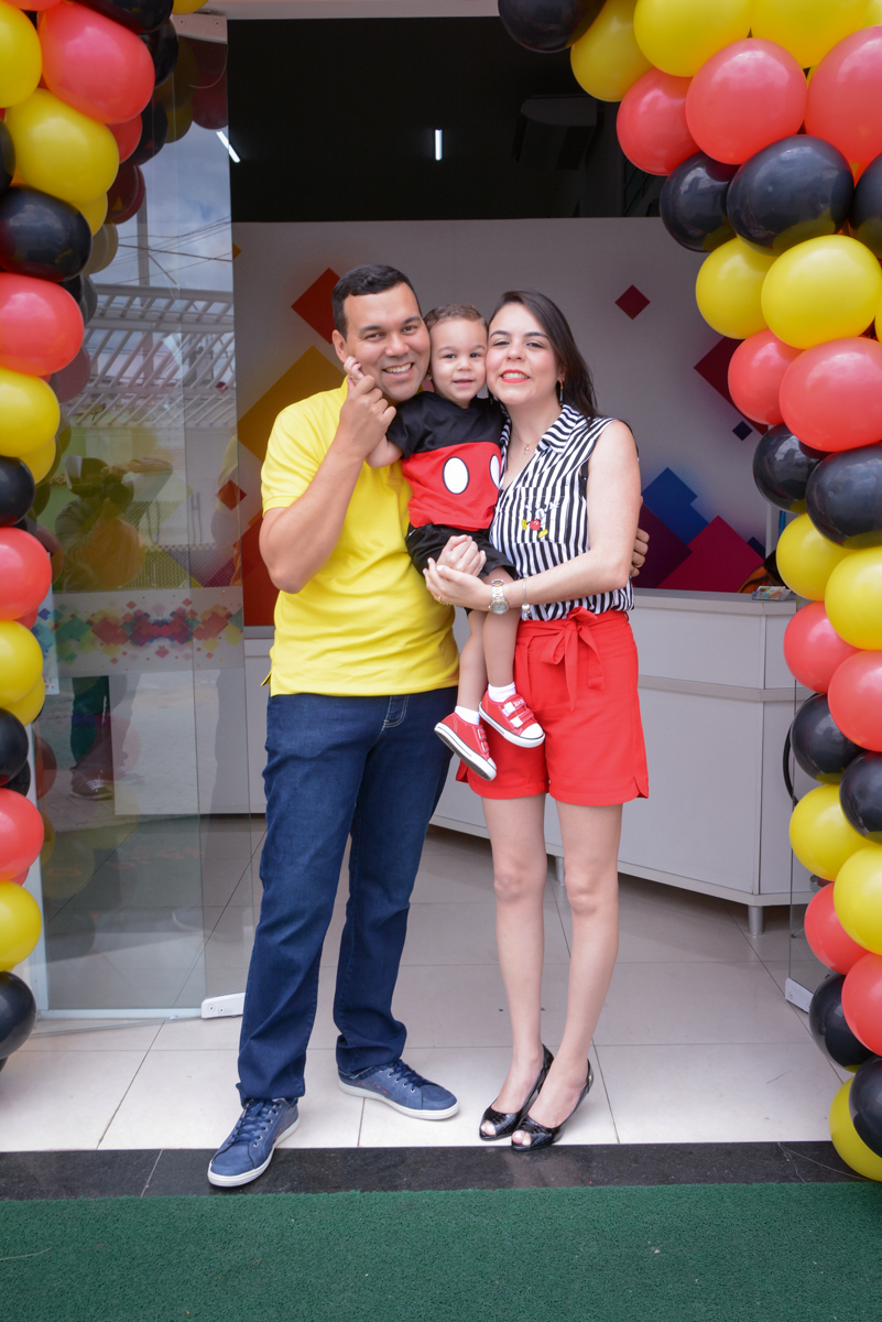 fotografia no arco de bexigas no Buffet Espaço Play, Osasco, São Paulo, aniversário Levi 2 anos, tema da festa Mickey