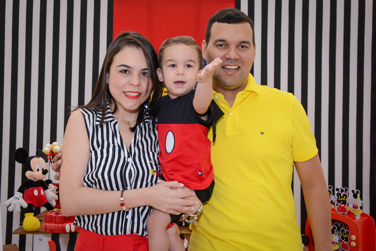 fotografia da familia no Buffet Espaço Play, Osasco, São Paulo, aniversário Levi 2 anos, tema da festa Mickey