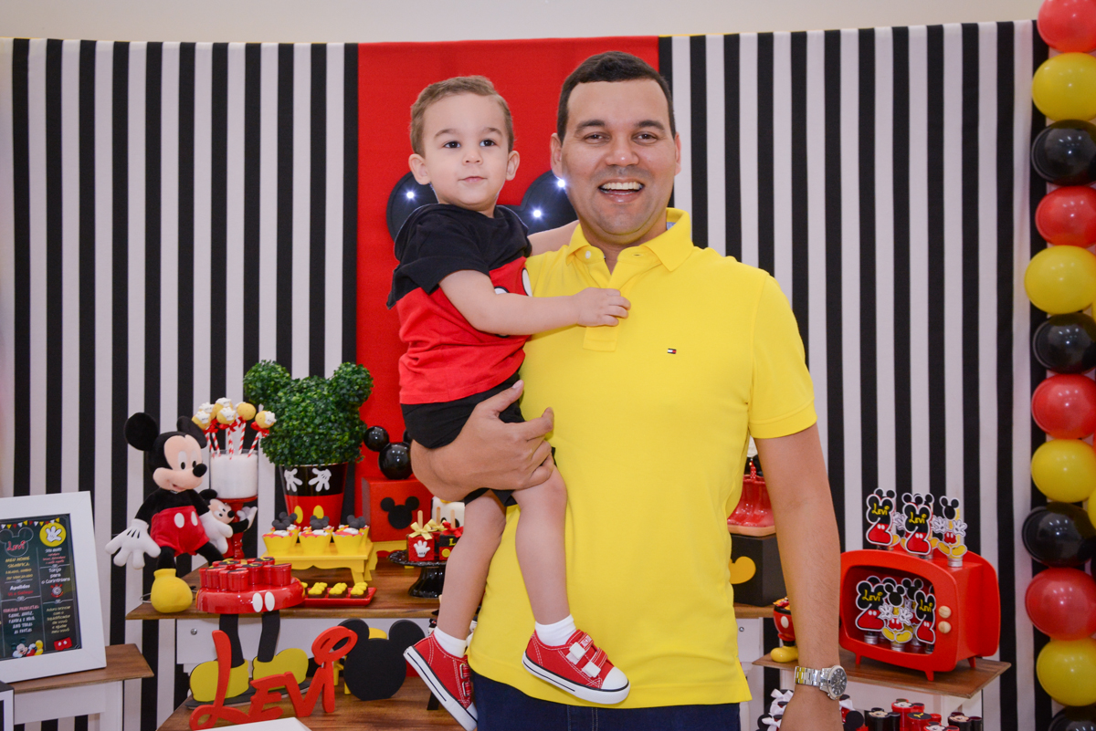 foto pai e filho no Buffet Espaço Play, Osasco, São Paulo, aniversário Levi 2 anos, tema da festa Mickey