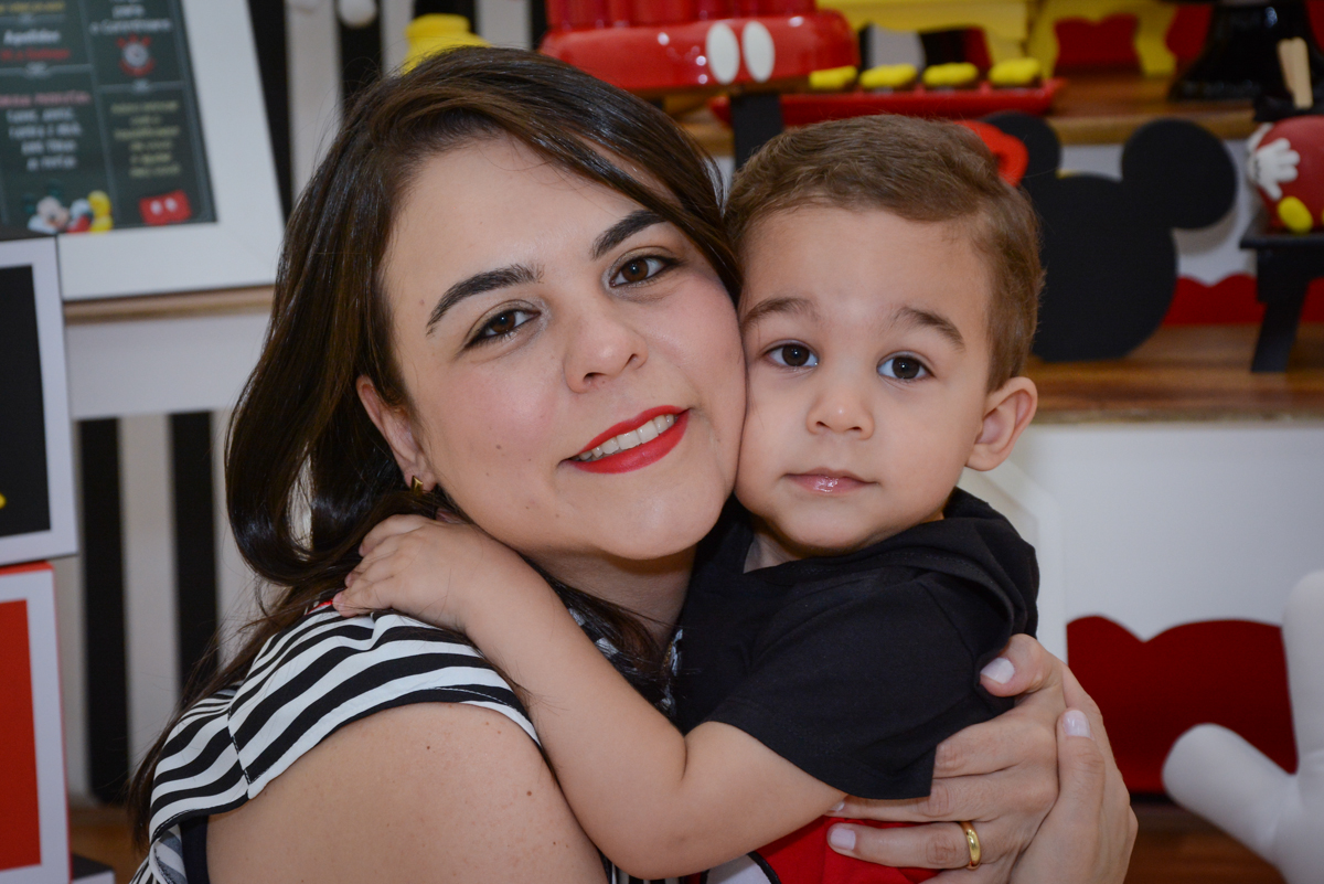 abraço gostoso da mamãe no Buffet Espaço Play, Osasco, São Paulo, aniversário Levi 2 anos, tema da festa Mickey