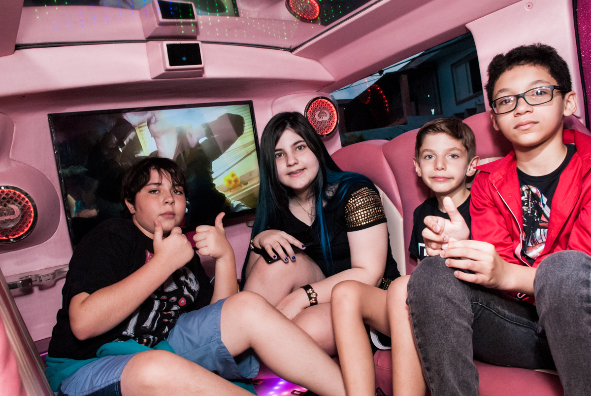 chegada de limosine no Buffet Fábrica da Alegria, Osasco, São Paulo, aniversário de Sophia 12 anos, tema da festa you tube