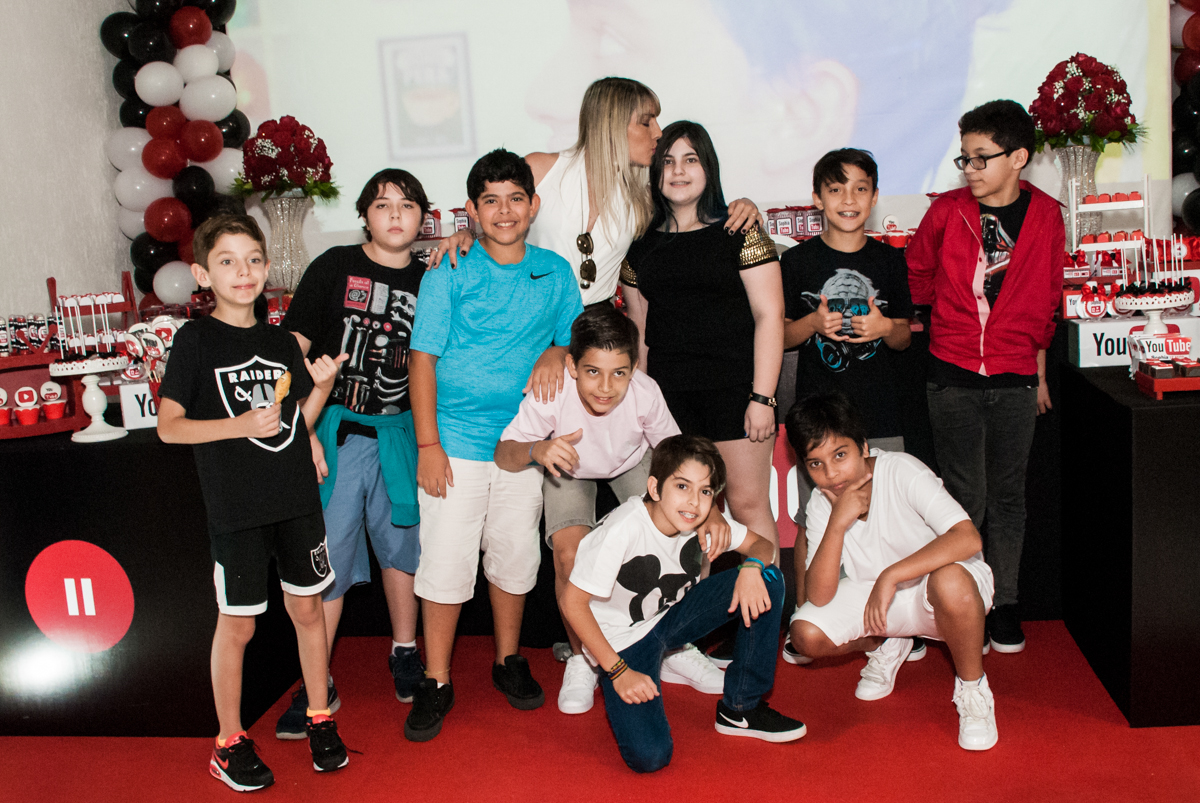foto com os amigos na mesa temática no Buffet Fábrica da Alegria, Osasco, São Paulo, aniversário de Sophia 12 anos, tema da festa you tube