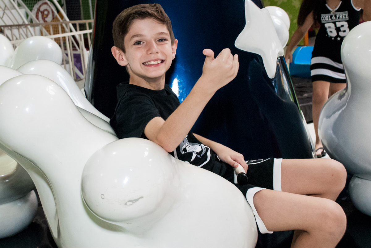 primo se diverte no carrossel no Buffet Fábrica da Alegria, Osasco, São Paulo, aniversário de Sophia 12 anos, tema da festa you tube