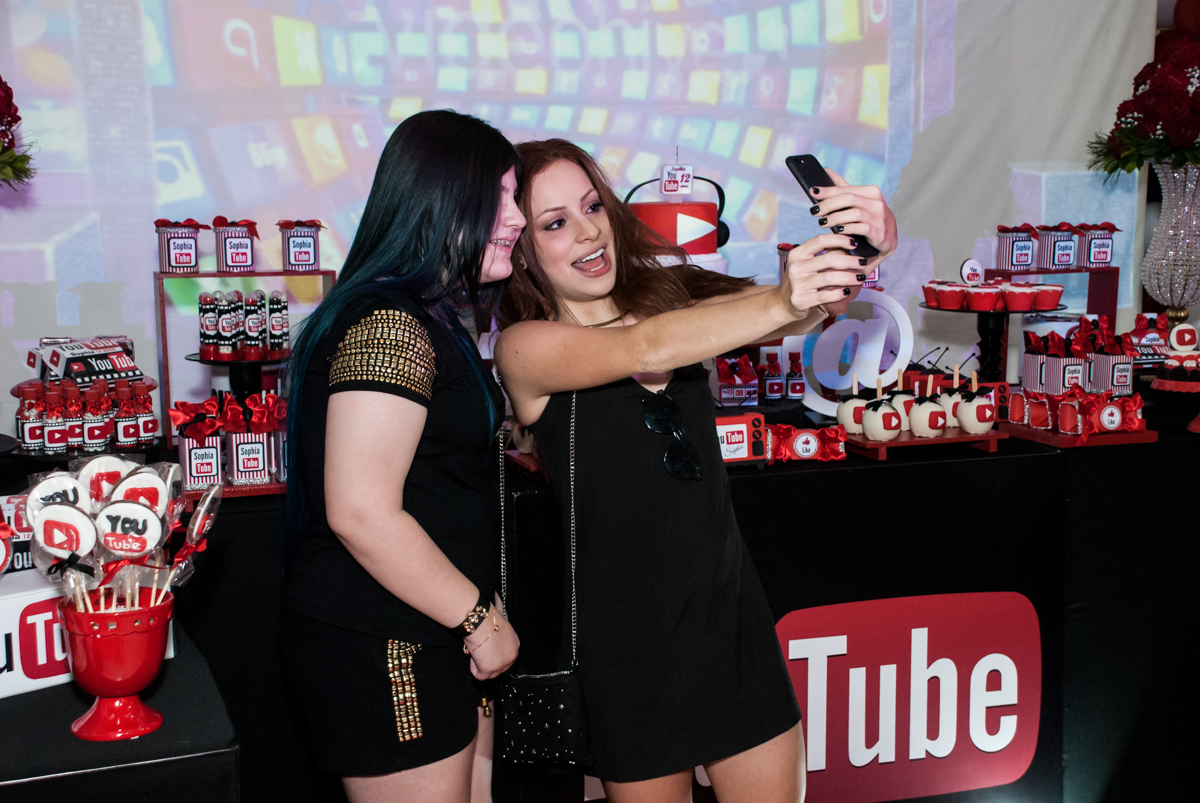 fazendo self com a youtuber lilian no Buffet Fábrica da Alegria, Osasco, São Paulo, aniversário de Sophia 12 anos, tema da festa you tube