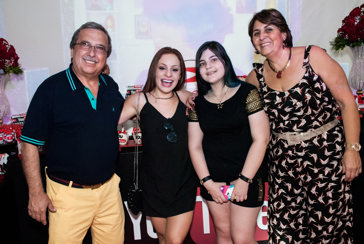 pose para a foto com a youtuber lilian no Buffet Fábrica da Alegria, Osasco, São Paulo, aniversário de Sophia 12 anos, tema da festa you tube
