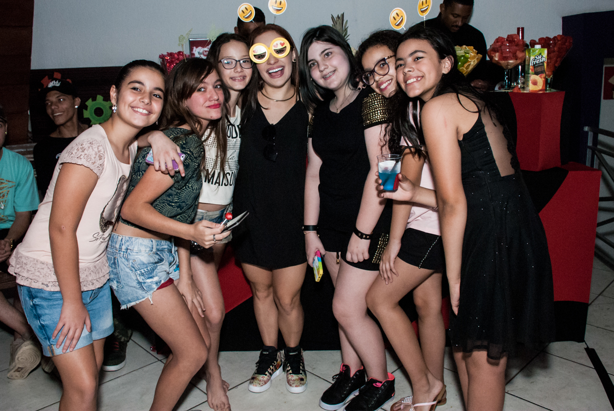 os amigos fazem foto com a you tuber lilian no Buffet Fábrica da Alegria, Osasco, São Paulo, aniversário de Sophia 12 anos, tema da festa you tube
