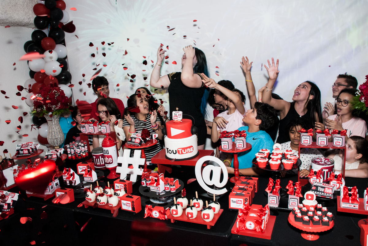 parabéns animado no Buffet Fábrica da Alegria, Osasco, São Paulo, aniversário de Sophia 12 anos, tema da festa you tube