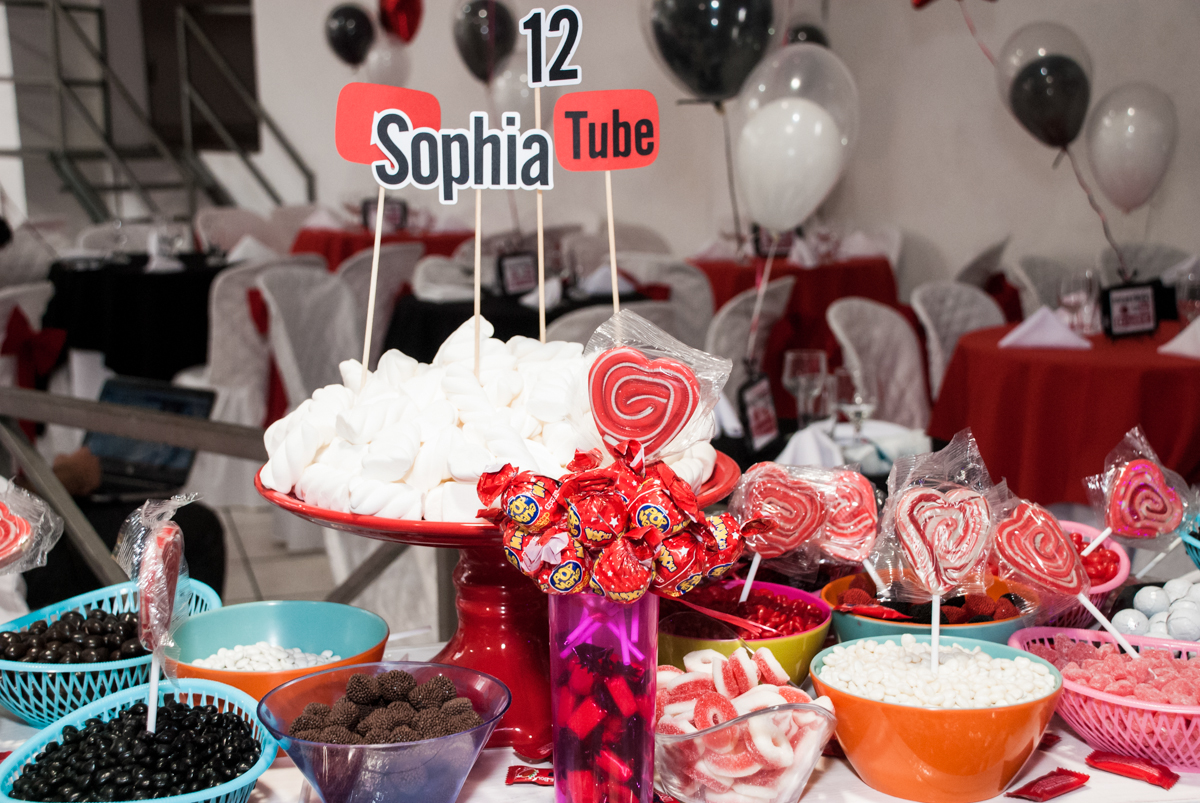 detalhes da mesa decorada no Buffet Fábrica da Alegria, Osasco, São Paulo, aniversário de Sophia 12 anos, tema da festa you tube