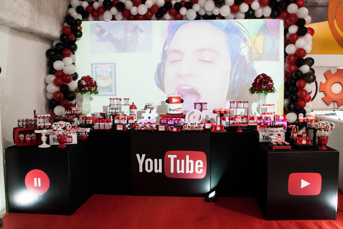 mesa decorada no Buffet Fábrica da Alegria, Osasco, São Paulo, aniversário de Sophia 12 anos, tema da festa you tube