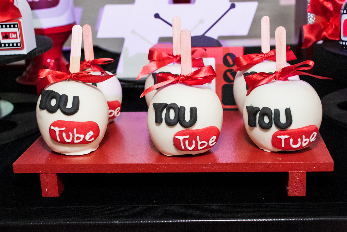 maçã decorada com o tema da festa no Buffet Fábrica da Alegria, Osasco, São Paulo, aniversário de Sophia 12 anos, tema da festa you tube