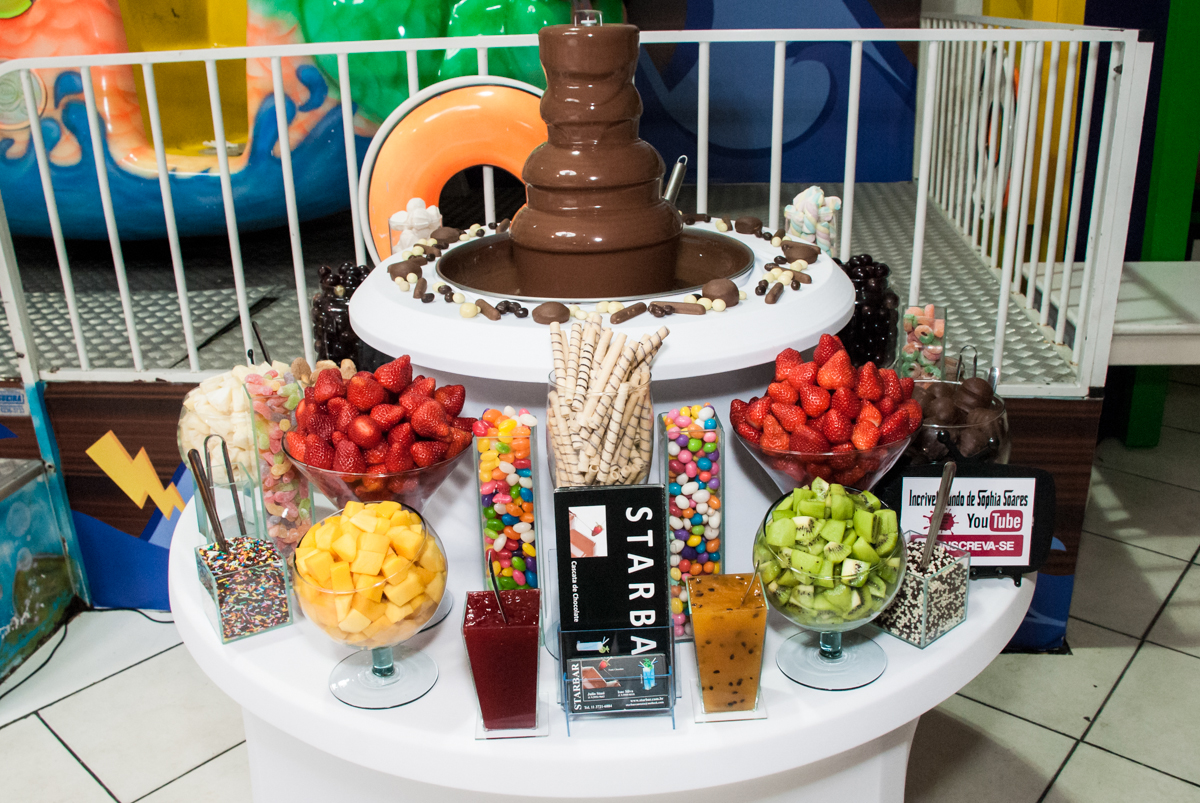 mesa de frutas, found de chocolate no Buffet Fábrica da Alegria, Osasco, São Paulo, aniversário de Sophia 12 anos, tema da festa you tube