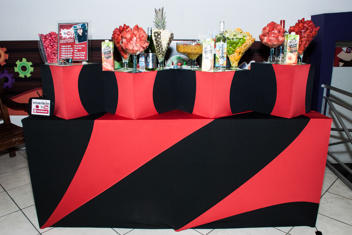 mesa de drinks no Buffet Fábrica da Alegria, Osasco, São Paulo, aniversário de Sophia 12 anos, tema da festa you tube