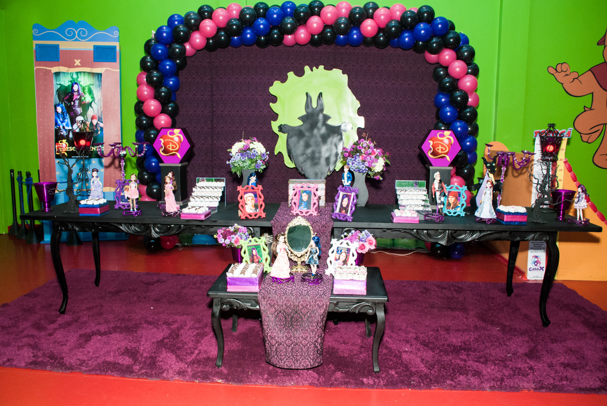 mesa temática no Buffet Casa X Vila Leopoldina, São Paulo, aniversário de Sophia 7 anos tema da festa Descendentes
