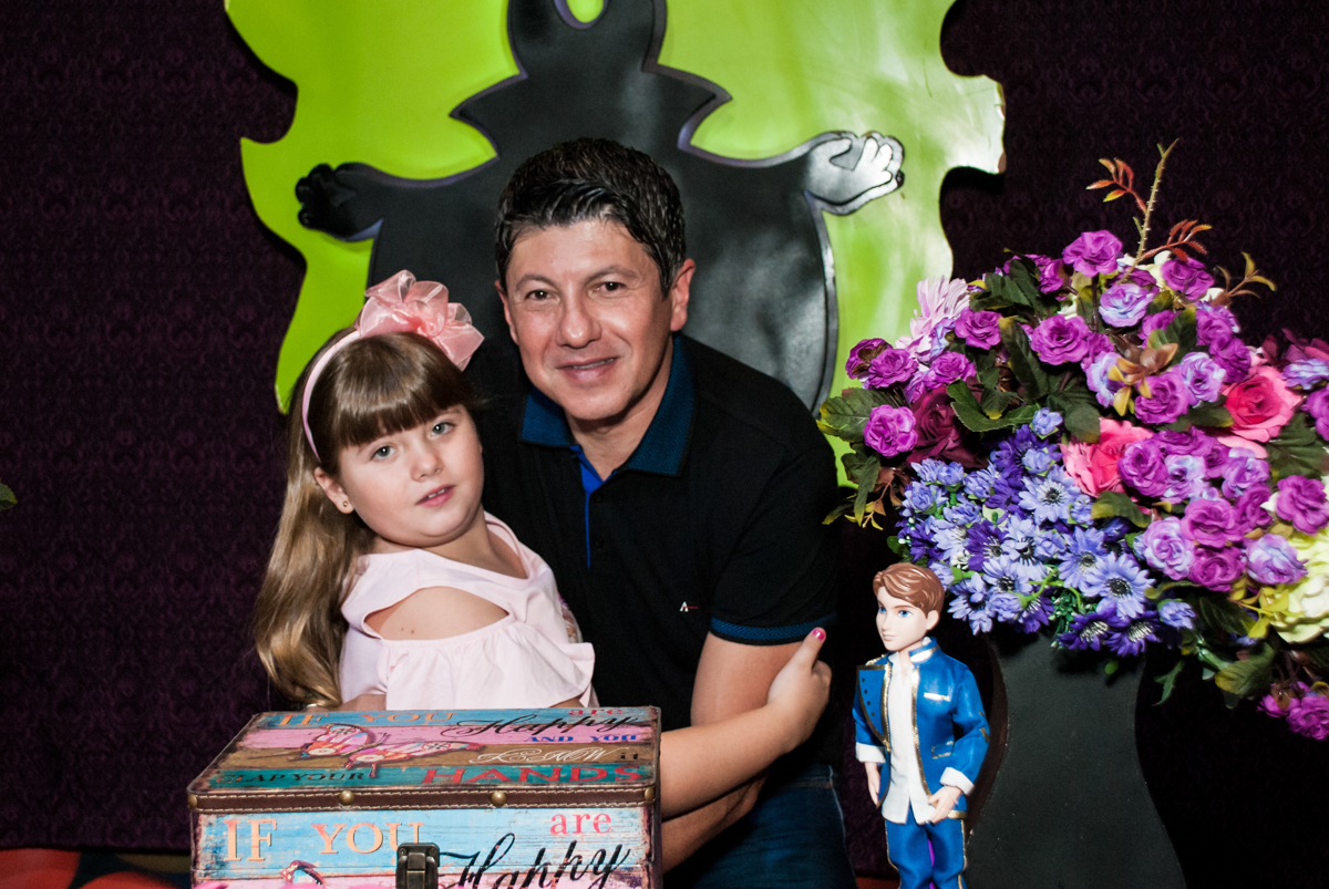 foto com o papai no Buffet Casa X, Vila Leopoldina, aniversário de Sophia 7 anos, tema da festa Descendentes