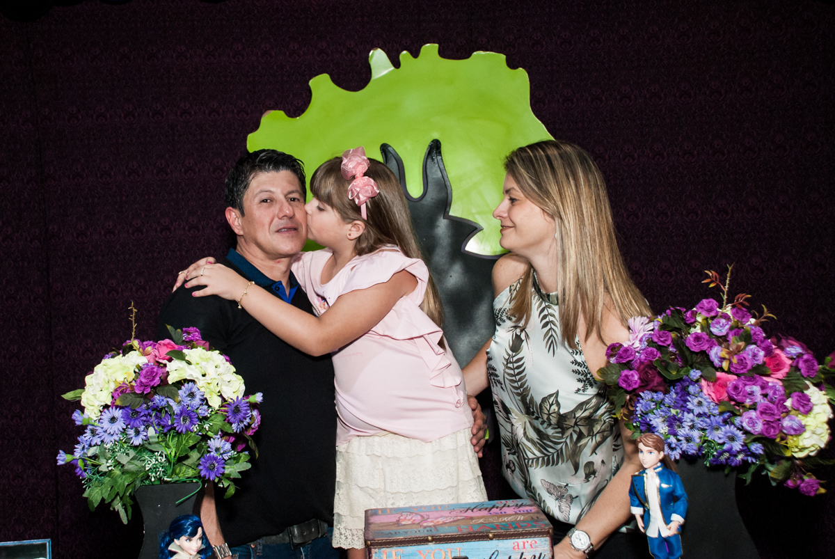 beijo no papai no Buffet Casa X, Vila Leopoldina, aniversário de Sophia 7 anos, tema da festa Descendentes