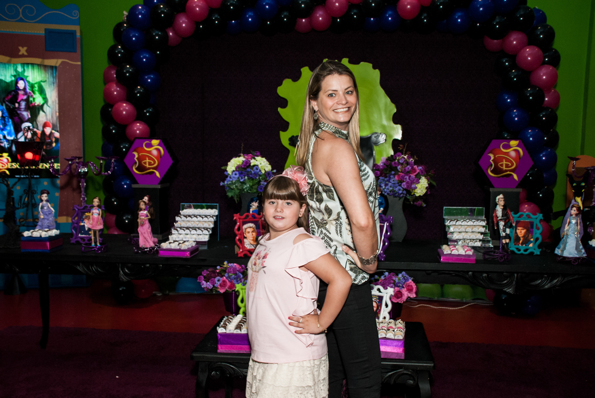 mãe e filha são modelos no Buffet Casa X, Vila Leopoldina, aniversário de Sophia 7 anos, tema da festa Descendentes