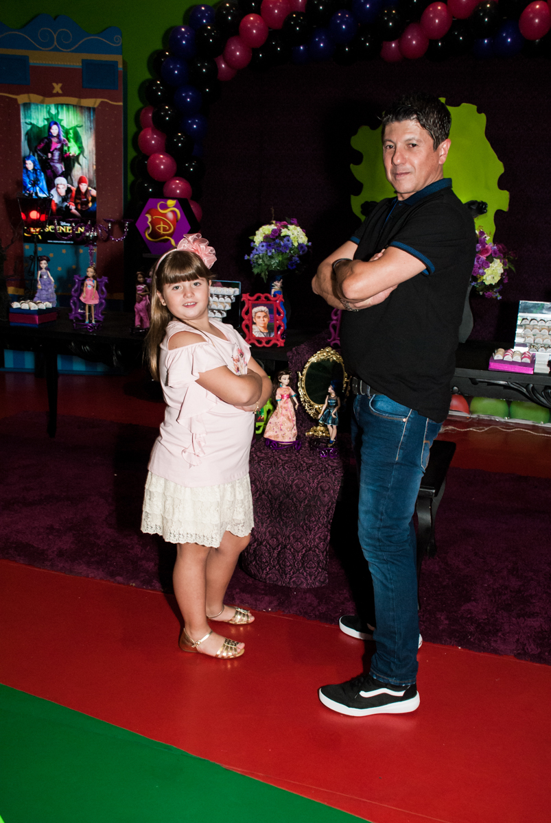 pai e filha posam como modelo no Buffet Casa X, Vila Leopoldina, aniversário de Sophia 7 anos, tema da festa Descendentes