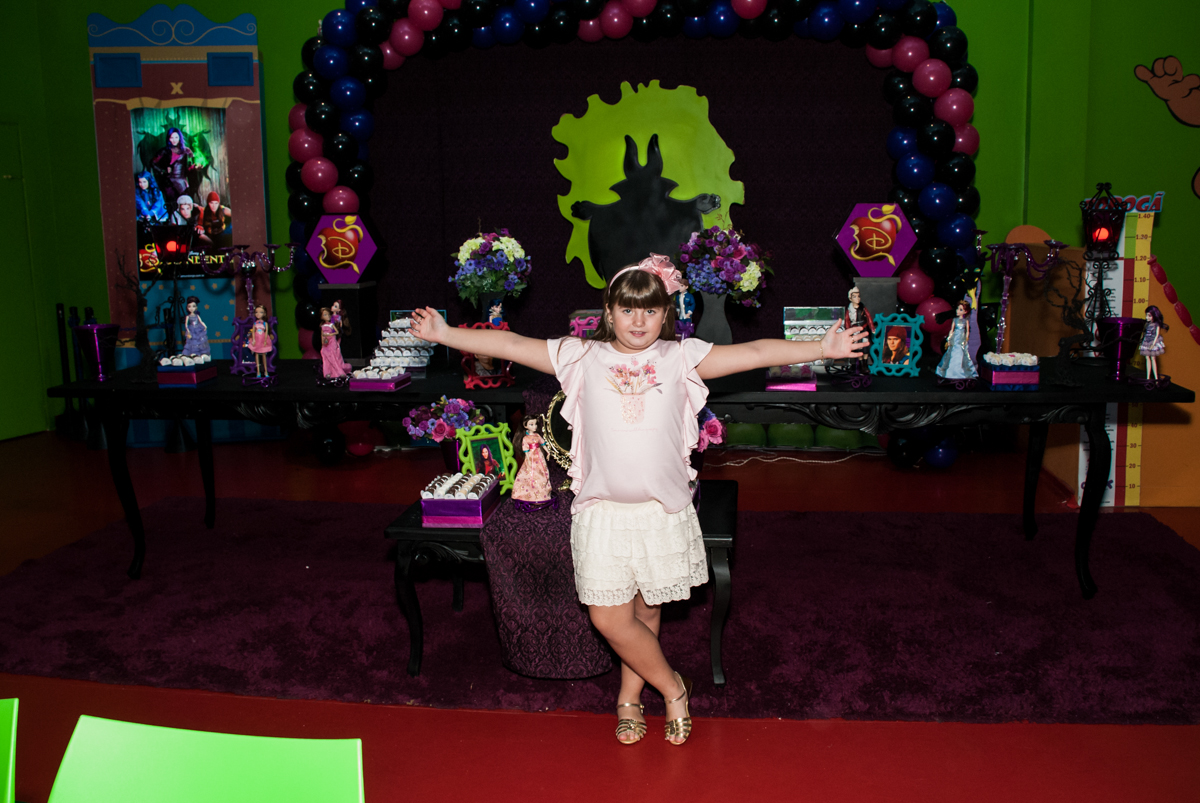 feliz em sua festa no Buffet Casa X, Vila Leopoldina, aniversário de Sophia 7 anos, tema da festa Descendentes