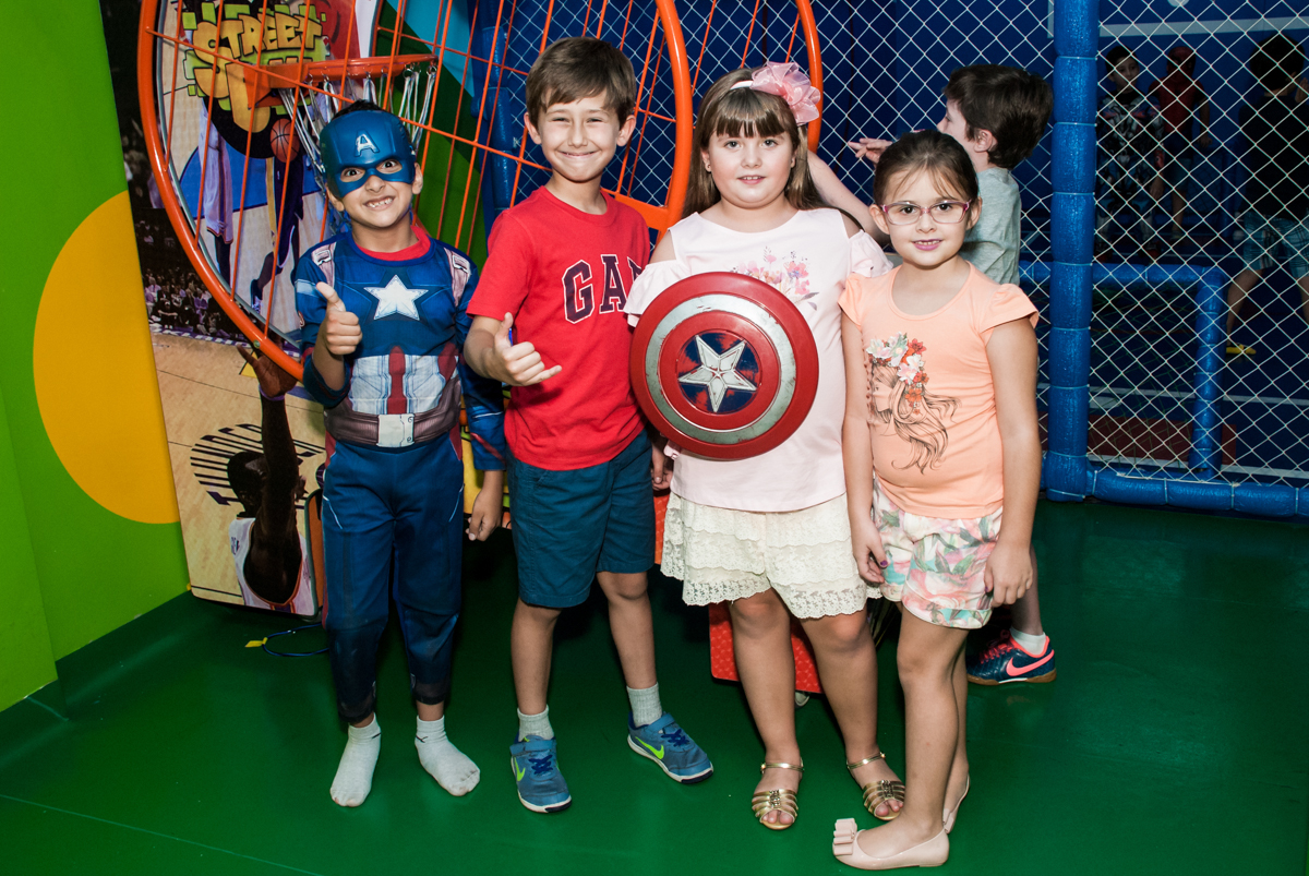 recebendo os amigos para sua festa no Buffet Casa X, Vila Leopoldina, aniversário de Sophia 7 anos, tema da festa Descendentes