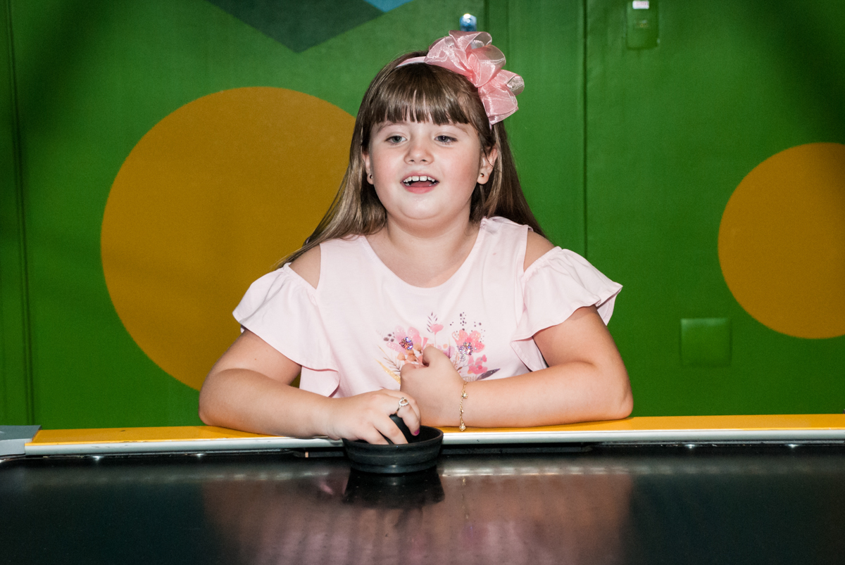 jogando futebol de mesa no Buffet Casa X, Vila Leopoldina, aniversário de Sophia 7 anos, tema da festa Descendentes