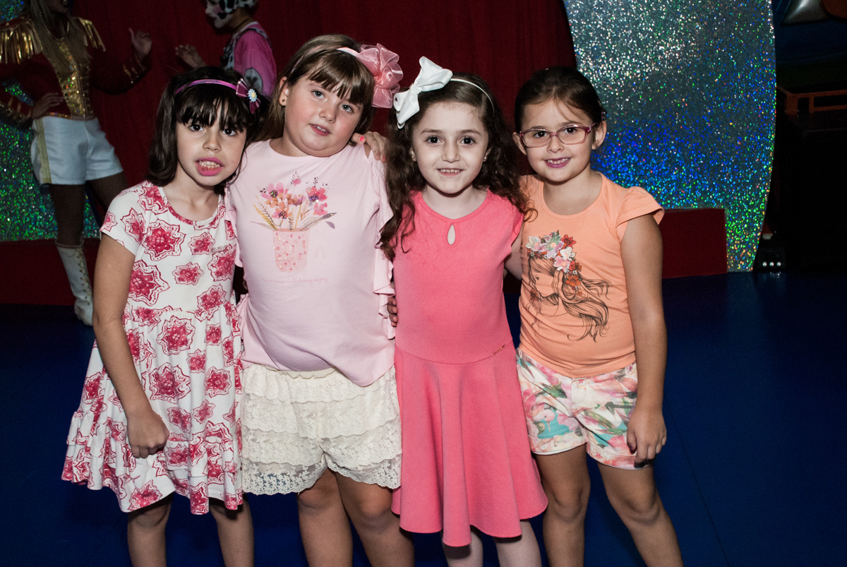 posando para a foto no Buffet Casa X, Vila Leopoldina, aniversário de Sophia 7 anos, tema da festa Descendentes