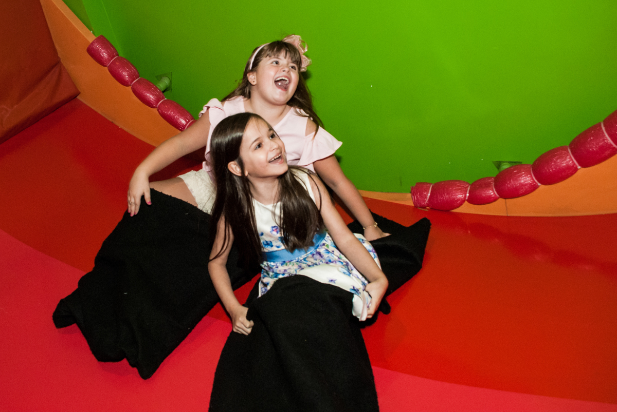 descendo no tobogã no Buffet Casa X, Vila Leopoldina, aniversário de Sophia 7 anos, tema da festa Descendentes