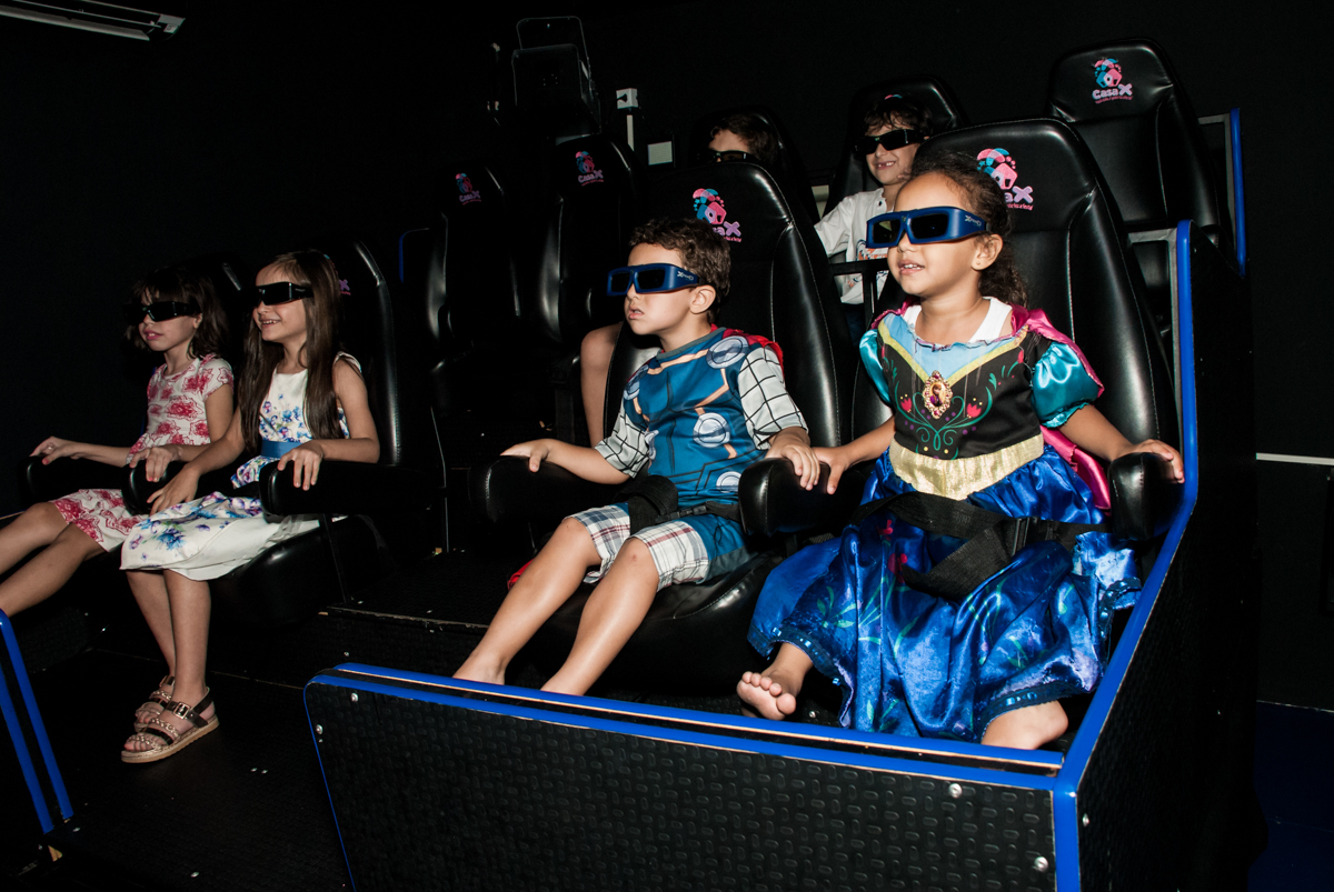 cinema 3 D divertido no Buffet Casa X, Vila Leopoldina, aniversário de Sophia 7 anos, tema da festa Descendentes