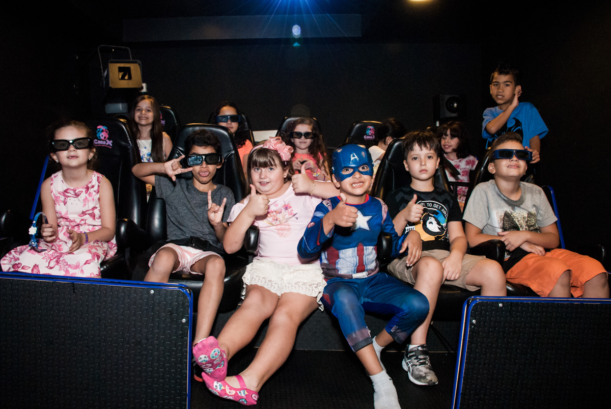 Os amigos assistem a filme 3D no Buffet Casa X, Vila Leopoldina, aniversário de Sophia 7 anos, tema da festa Descendentes