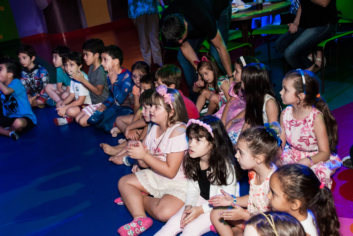 hora do show no Buffet Casa X, Vila Leopoldina, aniversário de Sophia 7 anos, tema da festa Descendentes